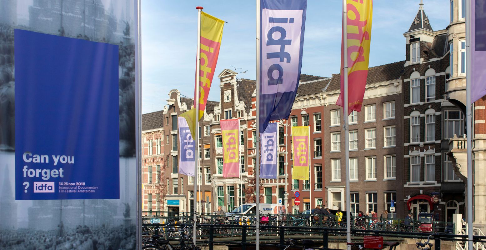 De IDFA-vlaggen wapperen op het Muntplein in Amsterdam. Foto: Thomas Schlijper