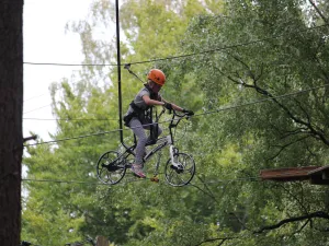 Ring ring! Hop naar de overkant. Foto: Klimbos Garderen