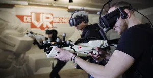 Met het hele team op stap in Noord-Holland Liever een virtueel avontuur met zijn allen? Bij de VR Arcade Amsterdam kun je echt in de VR werelden rondlopen. Foto: The VR Arcade Amsterdam © Julian du Perron
