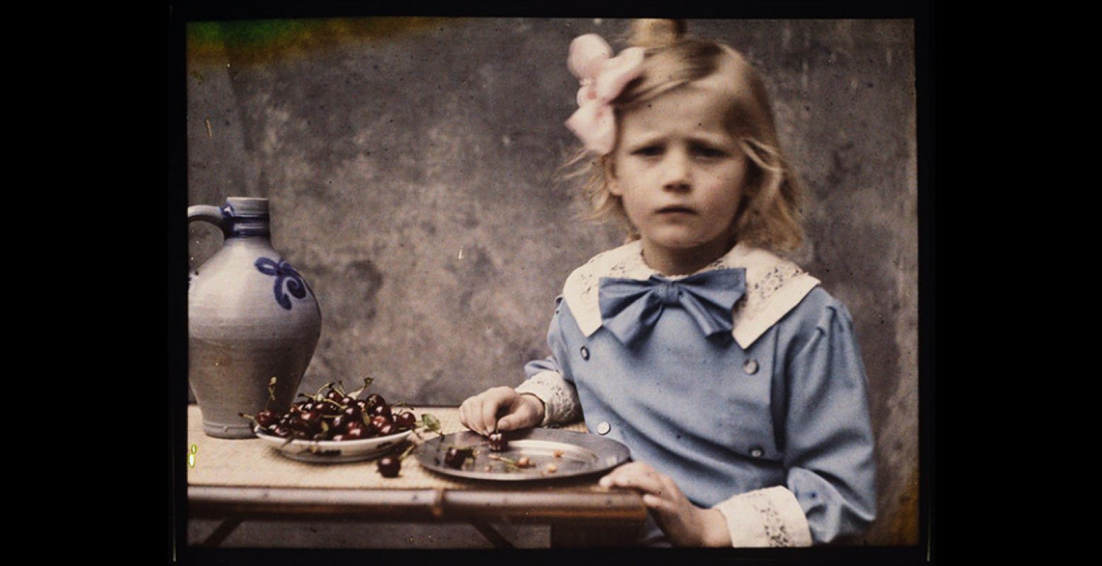 Eén van de iconische foto's in de Eregalerij: Marie Zeegers, dochter van fotograaf Jan Zeegers, circa 1912. Het is één van de eerste foto's in kleur en de eerste kleurenfoto die Zeegers maakte. Foto: Amsterdam City Archives / Jan Zeegers