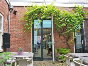 Het terras van de lunchroom op hun binnenplaatsje. Foto: DagjeWeg.NL