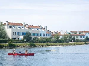 Bungalows liggen aan het water.