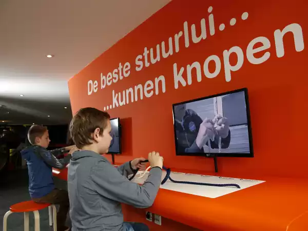 Leer knopen leggen. Foto: Reddingmuseum Dorus Rijkers