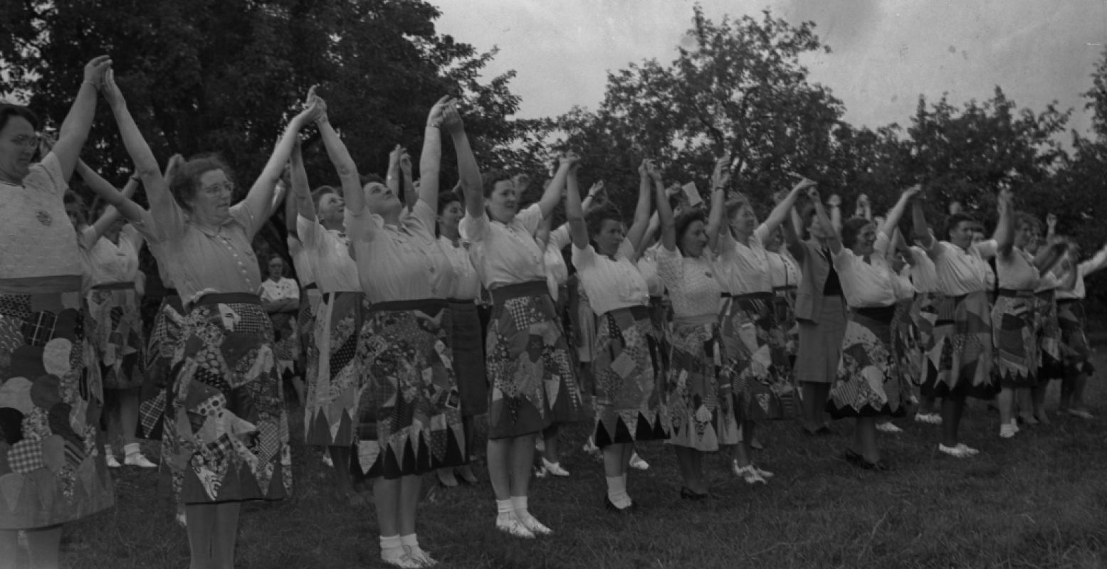 Vrouwen dragen de Nationale Feestrok bij het jubileum van Koningin Wilhelmina in 1948. Welke outfit draag jij 5 mei om onze 75 Jaar Vrijheid mee te vieren? Foto: Verzetsmuseum Amsterdam.