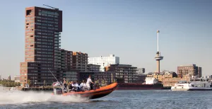 Ga een tof weekend weg met je vriendengroep! Spring in Rotterdam aan boord van een RIB-boot en scheur over de Maas. Foto: Rotterdam Make It Happen © Claire Droppert