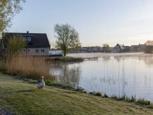 Gelegen aan De Grote Rietplas.