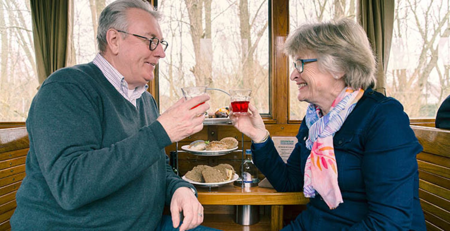 Op reis met de Luxe Lunch Express. Proost! Foto: Museumstoomtram Hoorn-Medemblik.