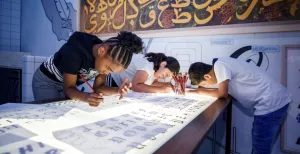 Wereldmuseum heet je welkom in de Superstraat Achter elke deur in de straat schuilt een nieuw verhaal en verschillende activiteiten voor de kinderen. Foto: Wereldmuseum © Aad Hoogendoorn.