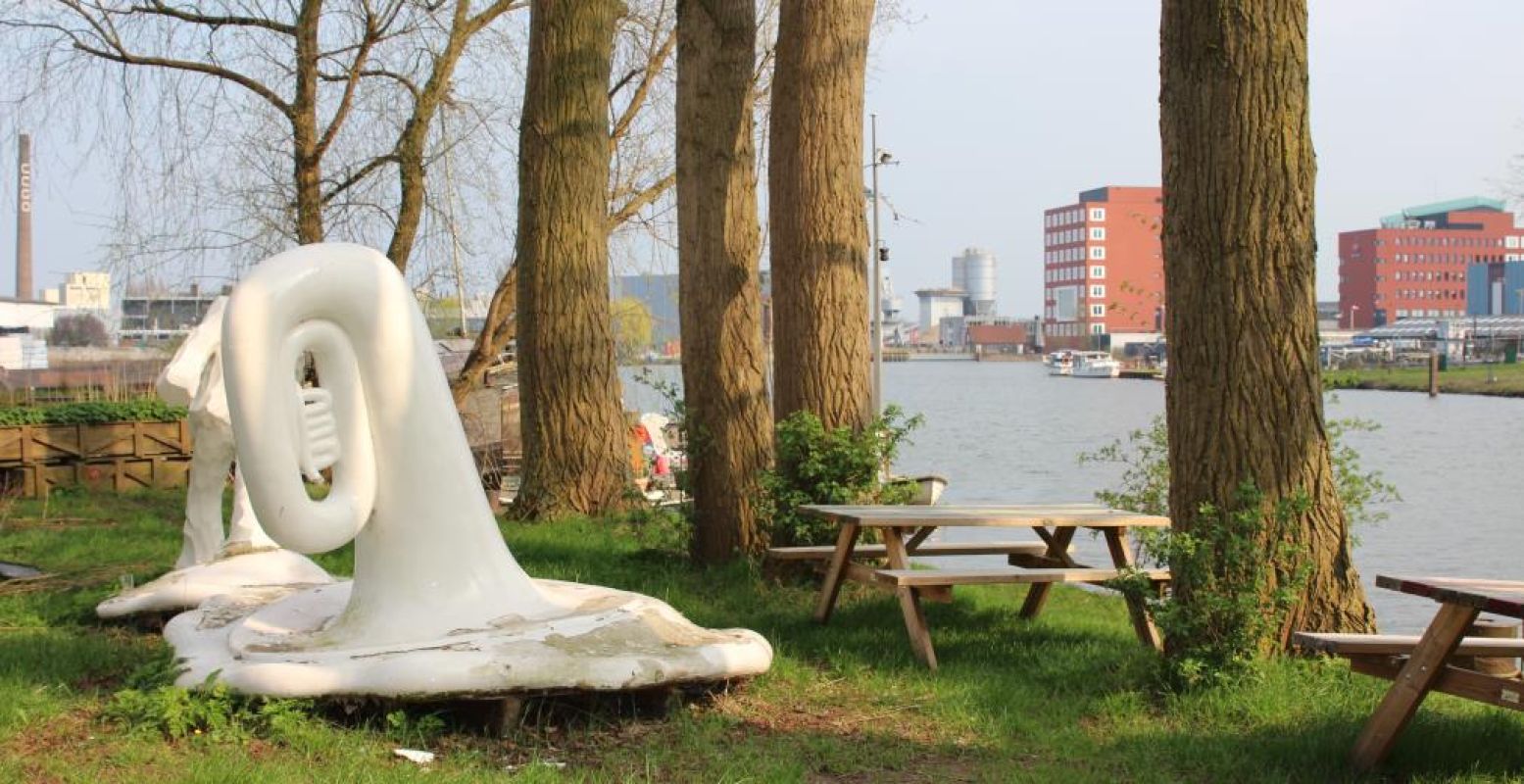 In de zomer zit je lekker buiten aan de IJssel. Foto: Redactie DagjeWeg.NL