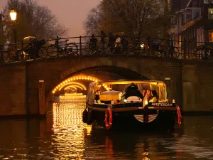 Magische tocht tussen de lichten van Amsterdam. Foto: Eco Boats Amsterdam