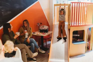 In het kindercafé vind je onder meer een toffe glijbaan met speelhuisje. Foto: ZieZo! Harderwijk