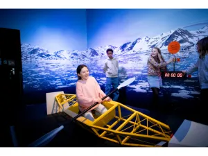 Wereldmuseum Amsterdam Stap in de schoenen van een ander volk in het Wereldmuseum Amsterdam. Foto: Wereldmuseum Amsterdam © Anneke Hymmen