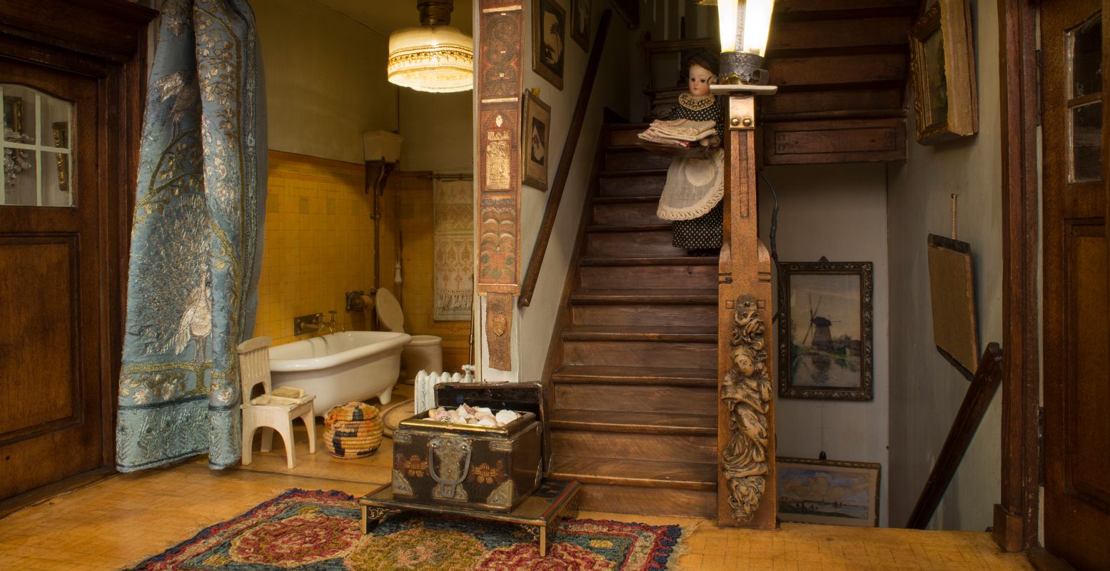 Bediendes, prachtig houtsnijwerk op de trap, elektrische lampen en zelfs een badkamer met stromend water! Alles straalt rijkdom uit. Foto: Haags Historisch Museum
