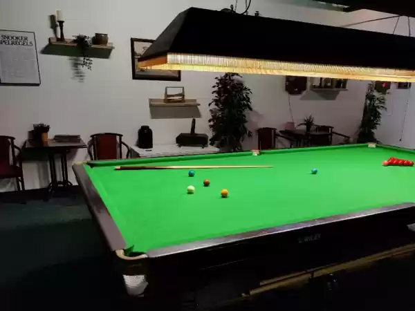 Snookeren doe je gefocust op een rustige plek in het poolcafé. Foto: Poolcentrum Keus