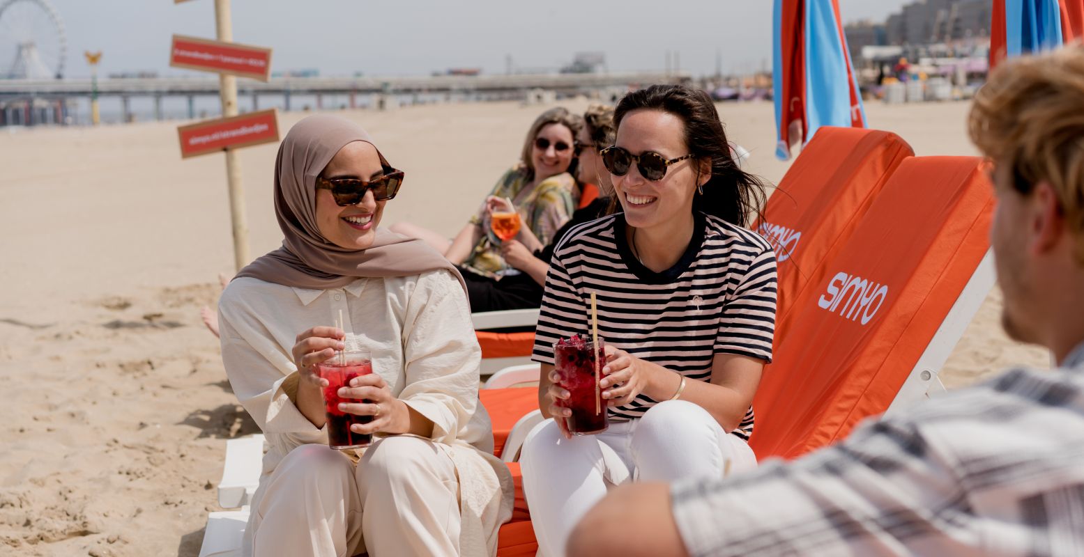 Zomervibes gegarandeerd tijdens een dagje strand in Scheveningen. Met ligbed! Foto: Ilsoo van Dijk