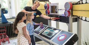Over de foto: Studenten van de TU Delft helpen kinderen graag verder met alle leuke proefjes en opdrachten. Foto: Het Science Centre Delft © Marcel Krijger. Studenten van de TU Delft helpen kinderen graag verder met alle leuke proefjes en opdrachten. Foto: Het Science Centre Delft © Marcel Krijger.