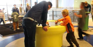 De spannendste kindermusea van Nederland Vader en zoon ontdekken de aantrekkingskracht van magneten. Foto: Redactie DagjeWeg.NL