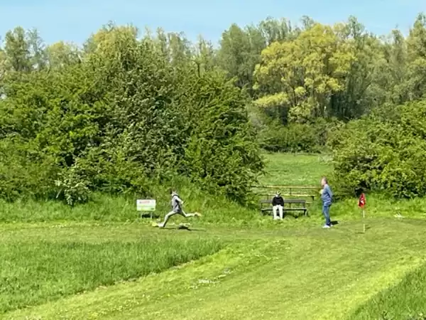 De aftrap is belangrijk bij voetgolf! Foto: MultiGolf Maurik De aftrap is belangrijk bij voetgolf! Foto: MultiGolf Maurik