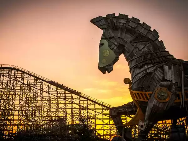 Trotseer de legendarische houten achtbaan Troy. Foto: Attractiepark Toverland Trotseer de legendarische houten achtbaan Troy. Foto: Attractiepark Toverland