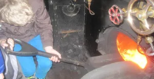 Op avontuur in de stoomtram! Help de bemanning aan boord een handje en stook het kolenvuur van de stoomtram op. Foto: Museumstoomtram Hoorn-Medemblik.