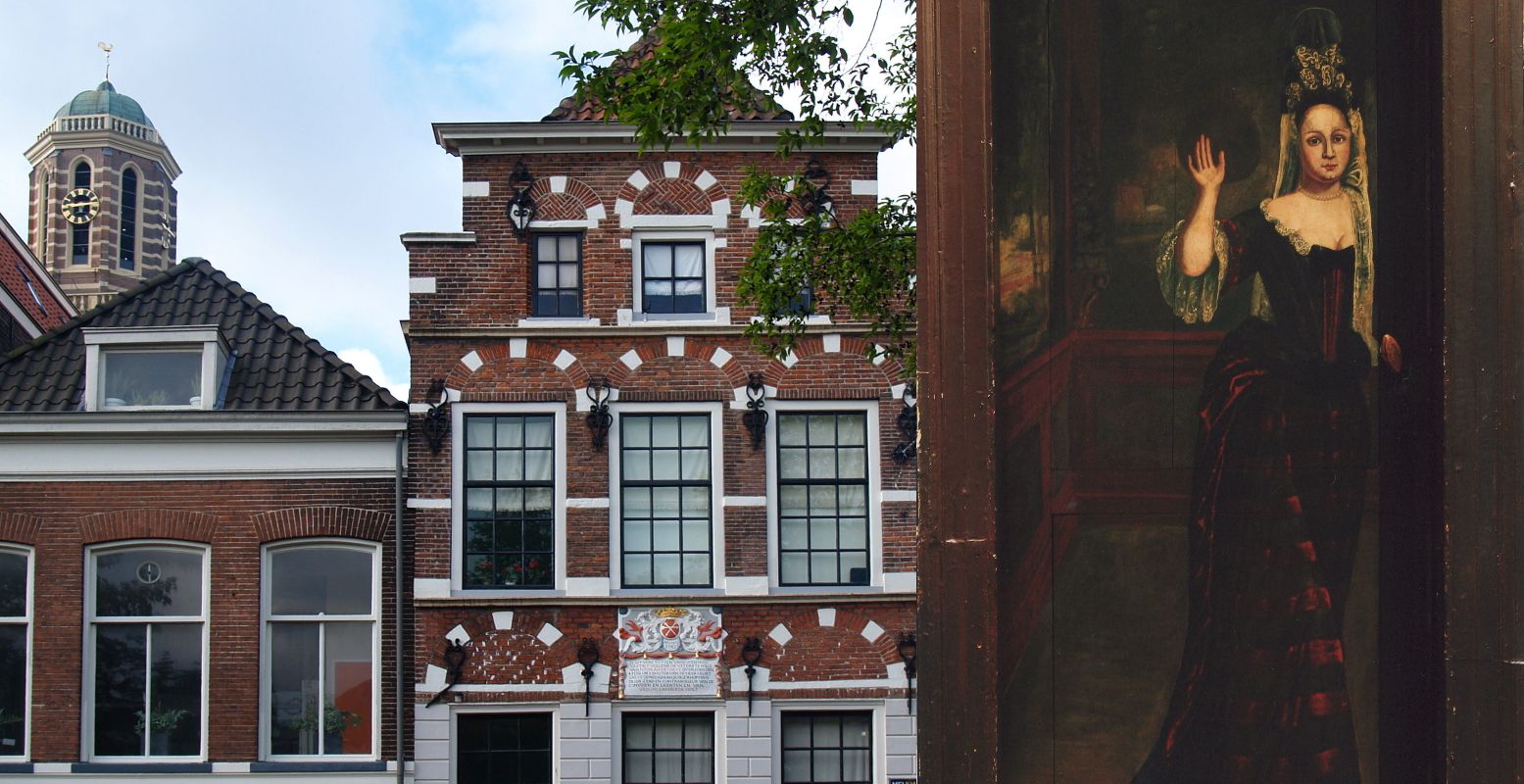 Links: Voorgevel van Het Vrouwenhuis aan de Melkmarkt in Zwolle. Foto: Museum Het Vrouwenhuis © Saskia Zwiers. Rechts: Trompe-l'oeil van een zwaaiende dame op de deur van de regentenkamer van Het Vrouwenhuis. Foto: Museum Het Vrouwenhuis © G.C. van Gool.