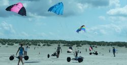 Schiet over het strand in een kitebuggy