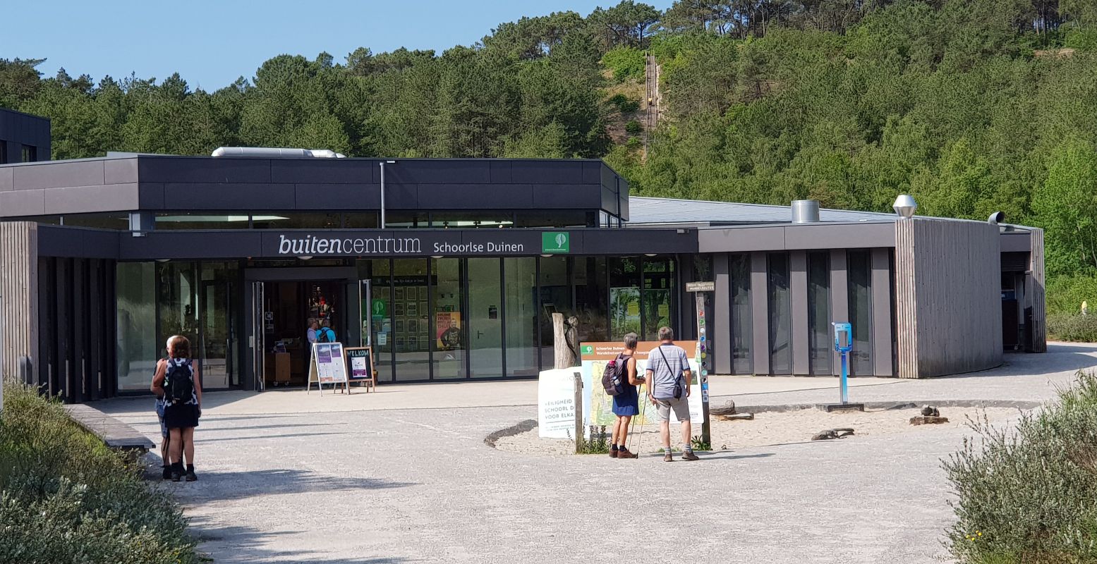 Ons startpunt: het Buitencentrum. Een lange paal vol pijlen naast de kaart wijst ons de juiste kant op. Foto: DagjeWeg.NL © Tonny van Oosten