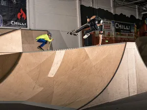 Er zijn altijd pro skaters om je te helpen. Foto: Skateland Rotterdam.