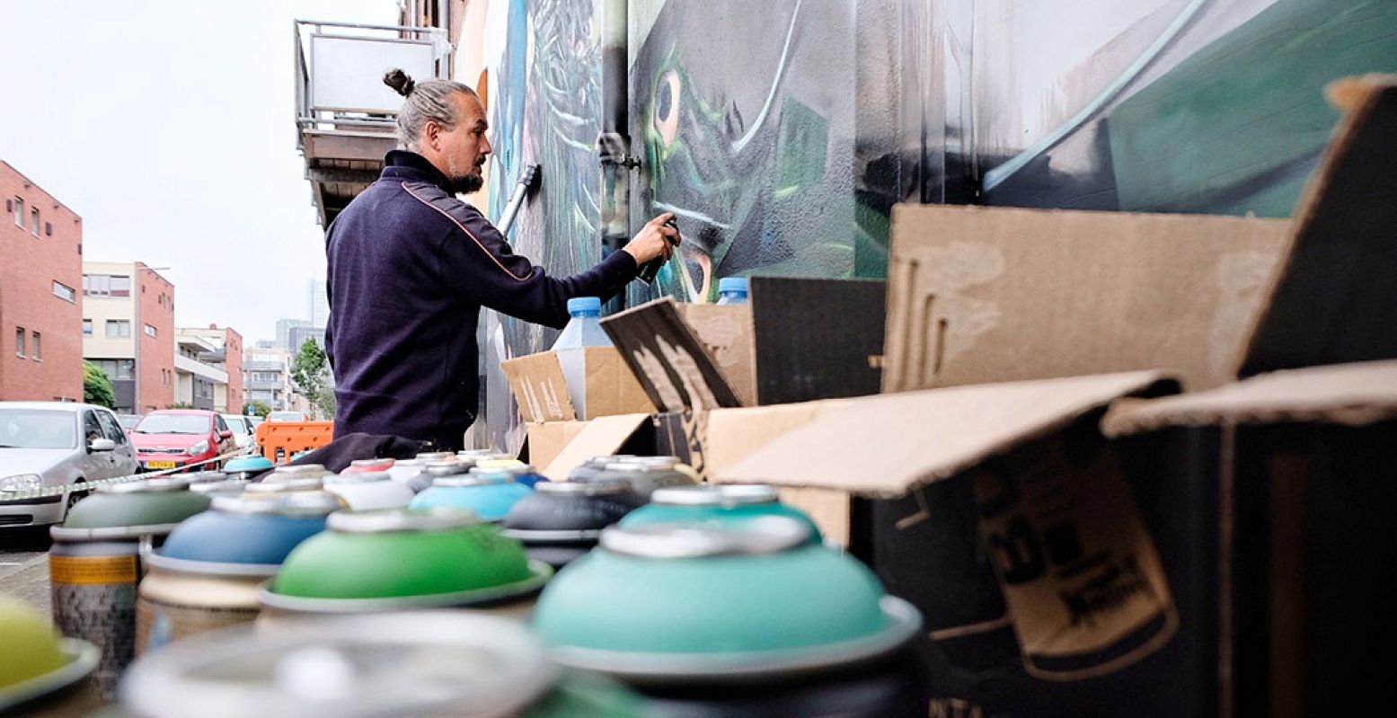 De artiest (Klaas Lageweg) en zijn gereedschap: heel veel verf. Foto: Martine Kiers