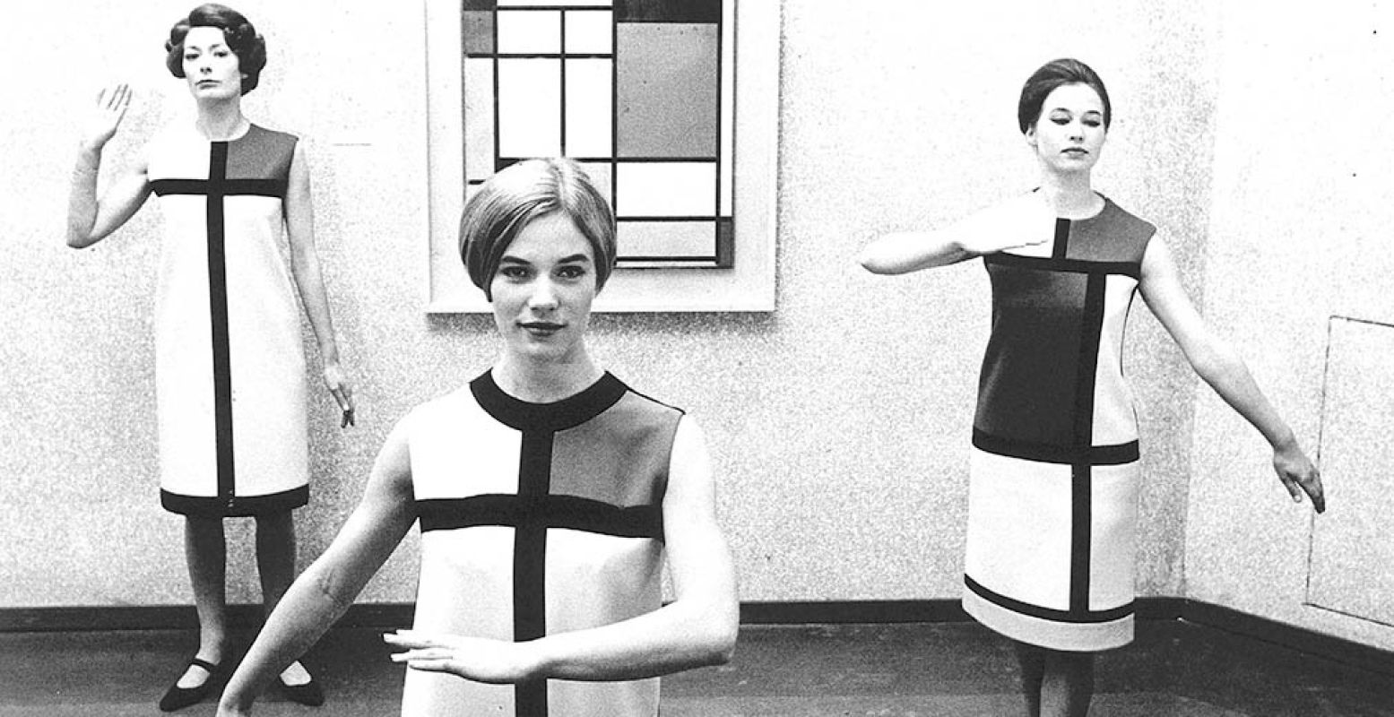 Foto: Gemeentemuseum Den Haag © Drie medewerkers van het Nederlands Kostuummuseum in jurken van Yves Saint Laurent, herfstwintercollectie 1965, in het Gemeentemuseum Den Haag, 1966.