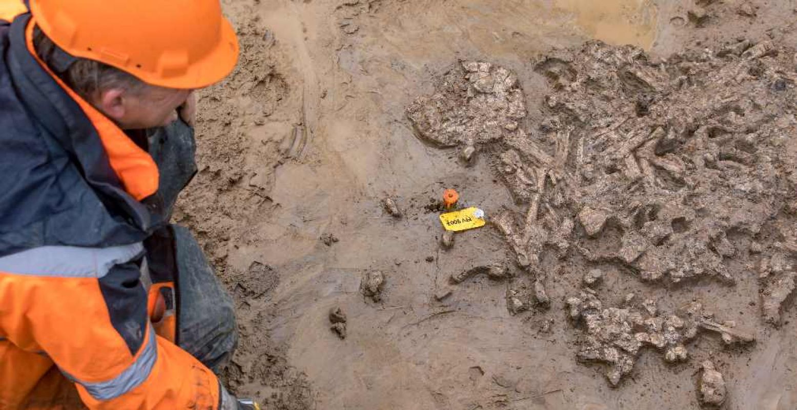Een archeoloog bij het gevonden familiegraf. Foto: Jan Bouwhuis