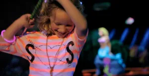 Regent het? Vier je kinderfeestje lekker droog binnen Combineer een escaperoom met glowgolfen in Eindhoven. Foto: GlowGolf Eindhoven