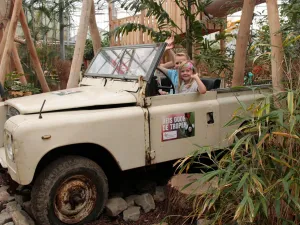 Stap in een stoere jungle-auto. Foto: Pantropica