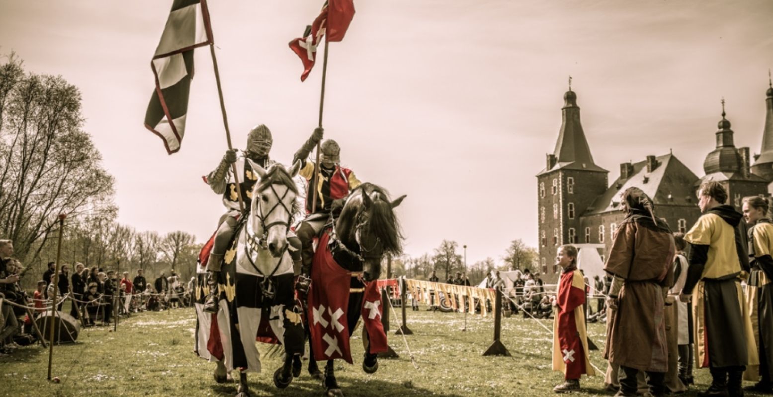 Ridders trekken ten strijde. Foto: Kasteel Hoensbroek.