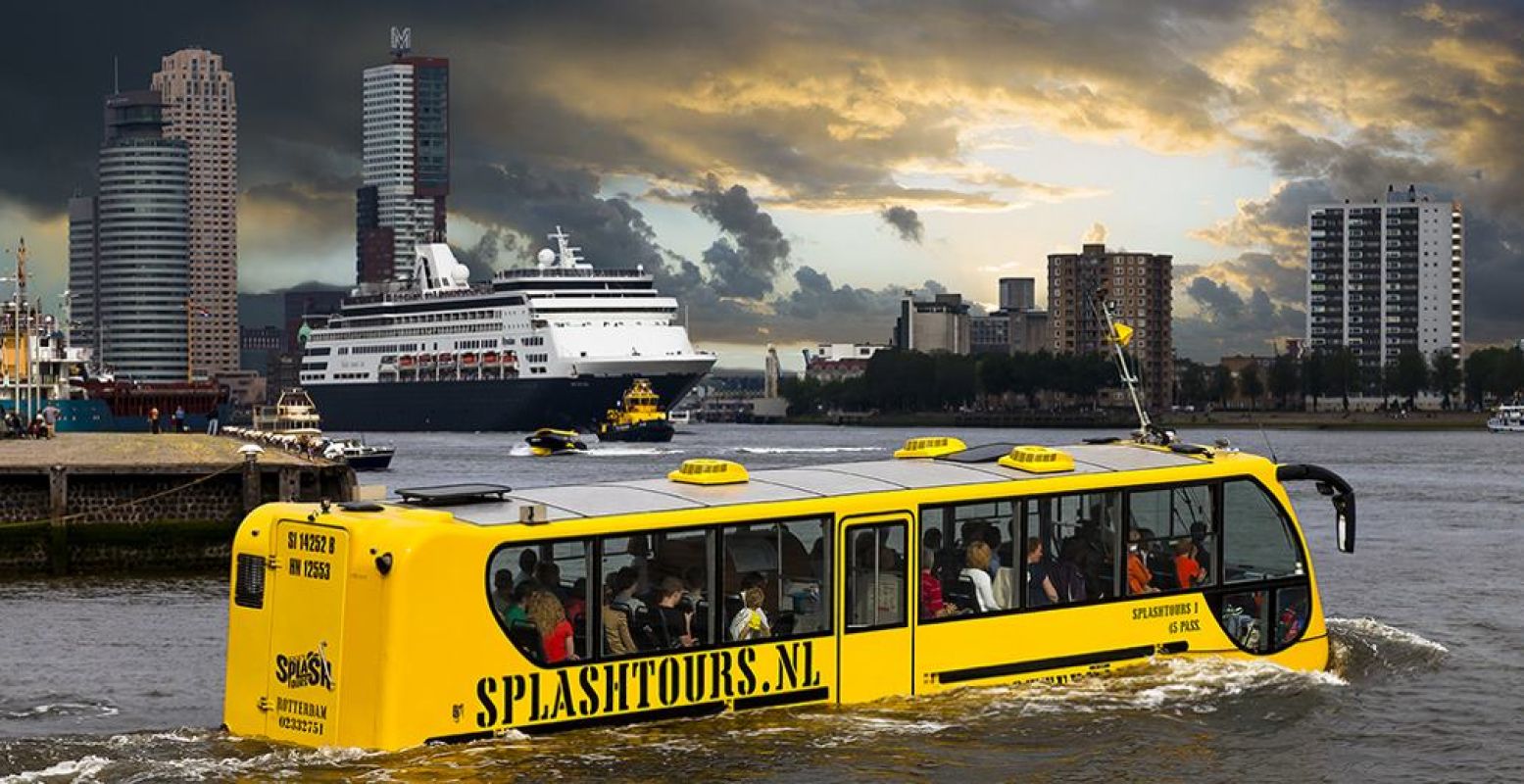 De haven van Rotterdam in met de bus, uhh... boot van Splashtours. Foto: Splashtours Rotterdam