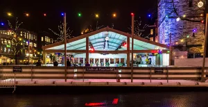 Twinkel, twinkel, Twentse stad! De hele stad is sfeervol versierd en er klinkt overal gezellige kerstmuziek. Foto: Winter Wonderland Enschede © Nicole Tanke.