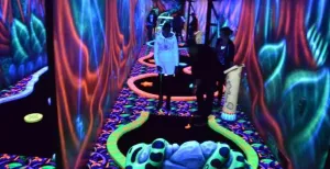 Nieuwe sport in Apeldoorn: GlowGolf Het blacklight zorgt voor een spannende beleving tijdens het spelen. Foto: DagjeWeg.NL/A. Goedhart