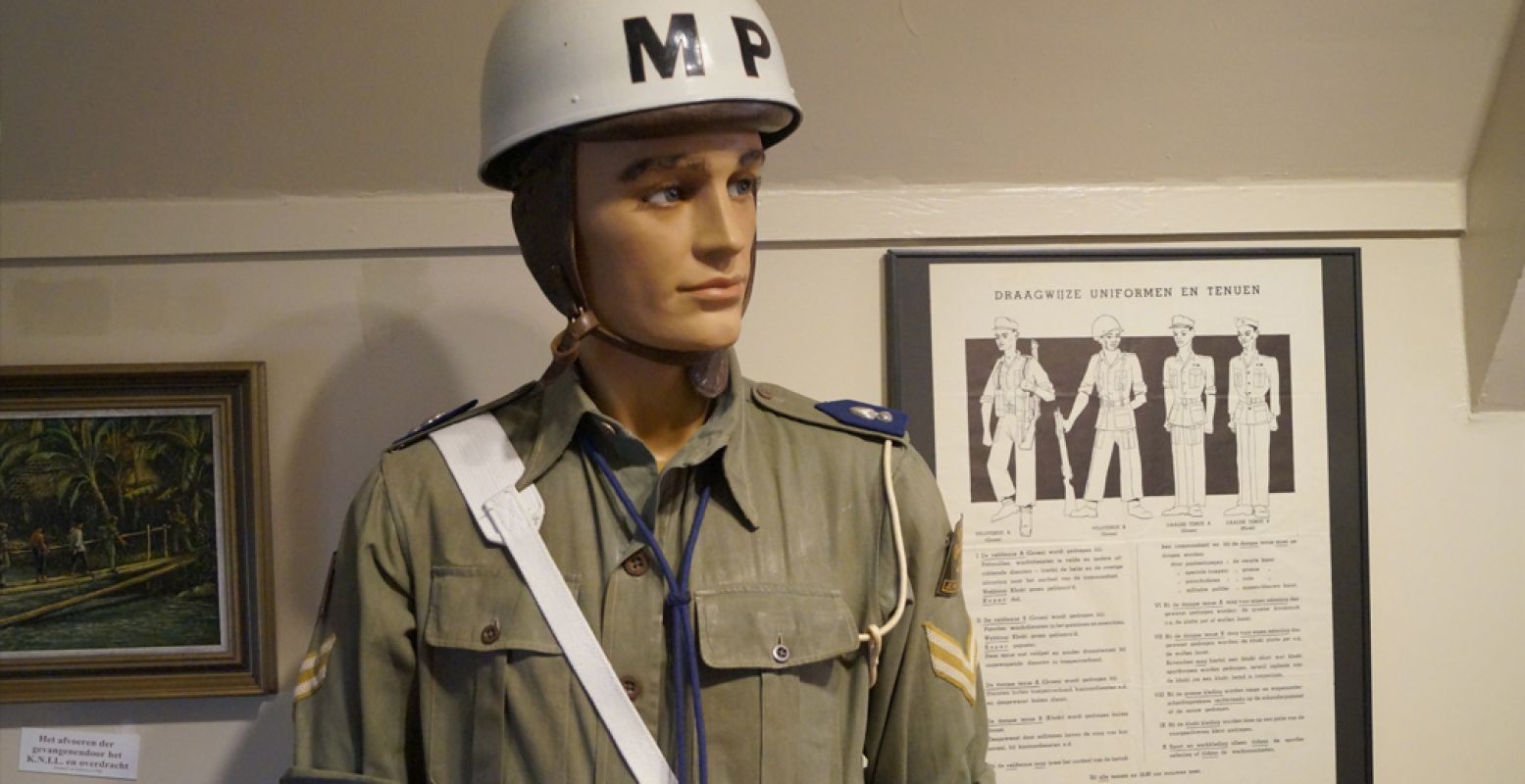 Instructie bij een marechaussee in uniform. Foto: DagjeWeg.NL / Grytsje Anna Pietersma