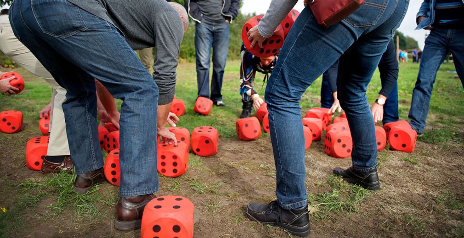 Ontrafel verschillende doe- en denkopdrachten, maar kijk uit voor de saboteur! Foto: Limburgs Uitje.