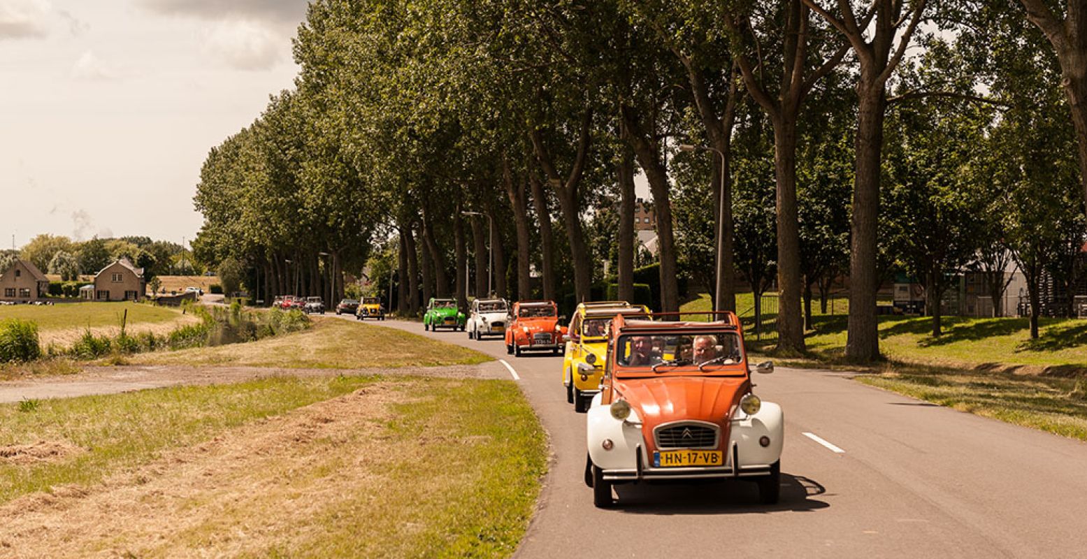 Huur een Eend en toer samen in nostalgische stijl door het land! Foto: Eenden Tours Westland.