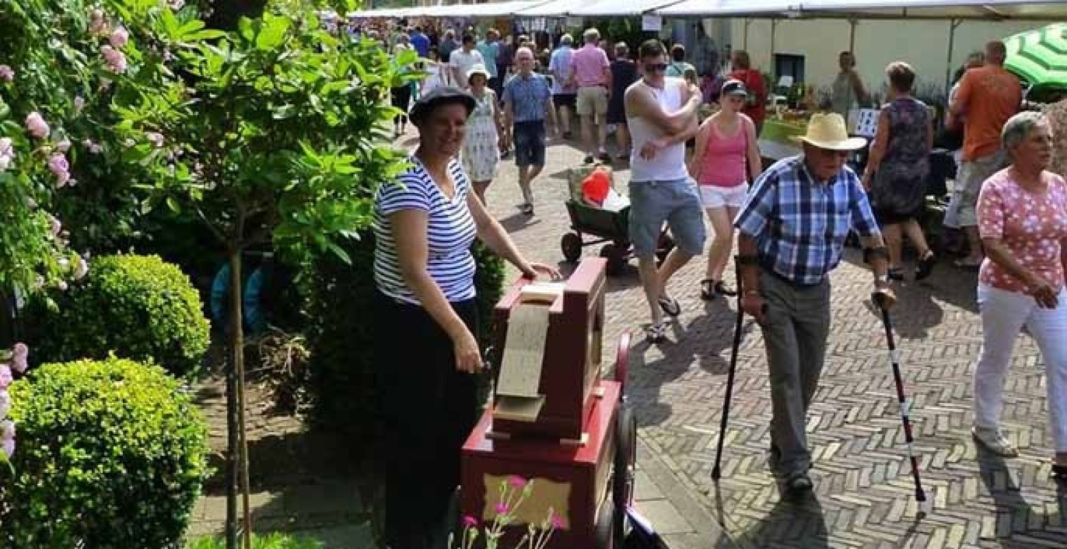 Lekker struinen langs kraampjes met Pinksteren. Foto: Kunstmarkt Brummen