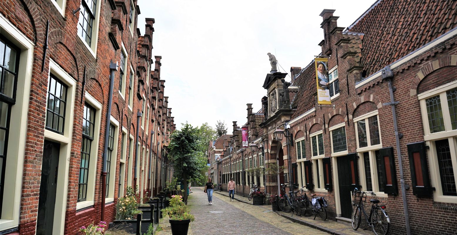 Misschien wel het mooiste straatje van Haarlem: Groot Heiligland met zijn drie musea. Foto: DagjeWeg.NL © Tonny van Oosten