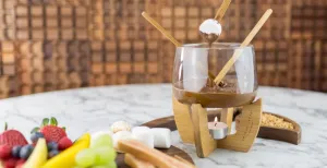 Met je liefje eropuit in de winter! Voer elkaar heel romantisch allerlei lekkere hapjes, gedoopt in chocola. Foto: ChiqueOLatte