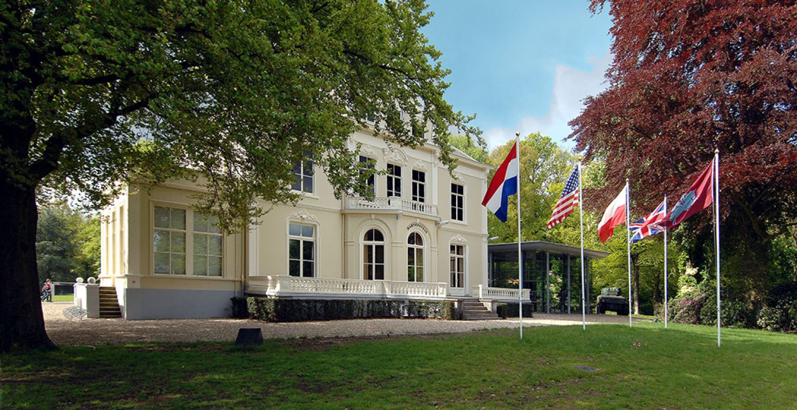 Het museum huist in Villa Hartenstein, in de Tweede Wereldoorlog het hoofdkwartier van de Britse luchtlandingstroepen. De geschiedenis van de villa is nu ook onderdeel van de vaste expositie. Foto: Airborne Museum © Berry de Reus