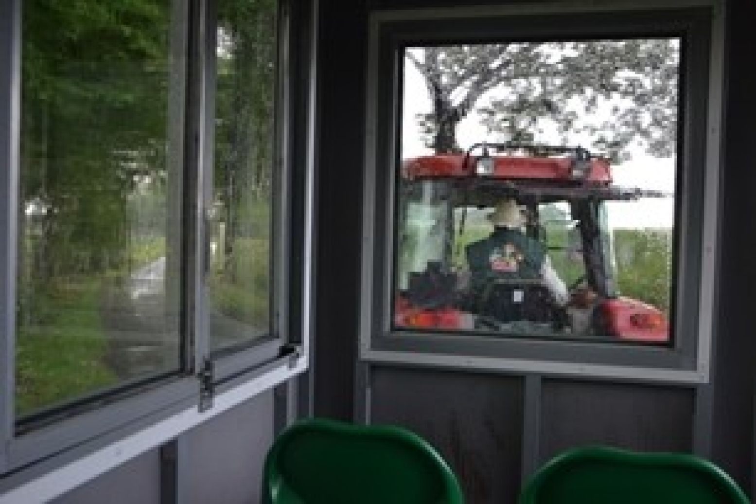 We zitten gelukkig droog in de tram van Meneer de Boer. Foto: DagjeWeg.NL