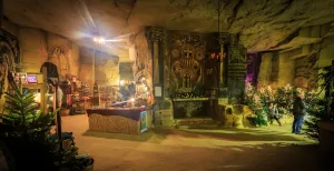Kerststad Valkenburg is een winters sprookje Kerstmarkt in de Fluweelengrot, tussen de sfeervolle muurschilderingen en in een ondergrondse kapel uit de achttiende eeuw. Foto: Kerststad Valkenburg