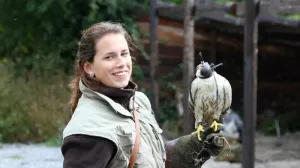 Meisje met roofvogel