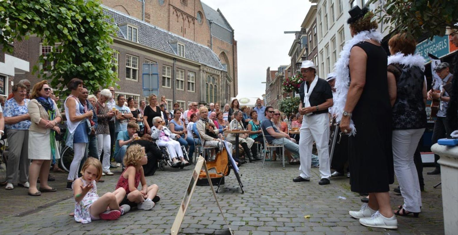 Wie van de straatmuzikanten wint de Gouden Pet? Foto: organisatie Leidse Lakenfeesten.