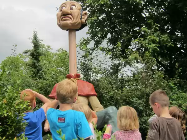 Mini Efteling Ontmoet Langnek in de sprookjestuin. Foto: Mini Efteling