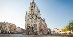 Doe een fijn dagje Gouda! Het prachtige stadhuis om de Markt in Gouda. Foto: VVV Gouda